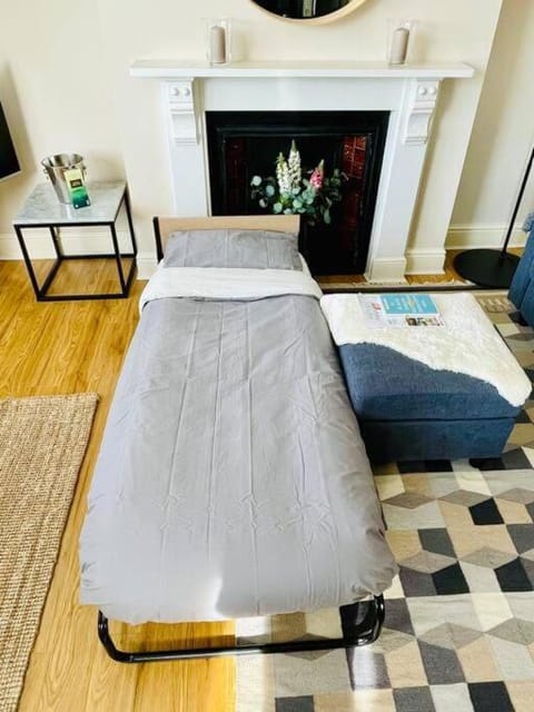 Bright, spacious apartment with off-road parking Apartment in Bath