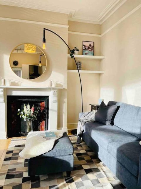 Bright, spacious apartment with off-road parking Apartment in Bath