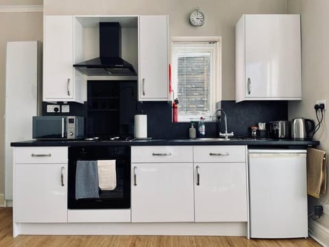 Bright, spacious apartment with off-road parking Apartment in Bath