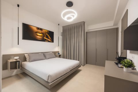 Bed, TV and multimedia, Photo of the whole room, Bedroom