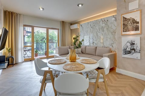 TV and multimedia, Living room, Seating area, Dining area