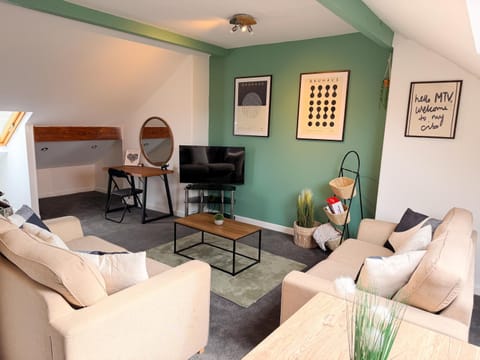 Game Room, Living room, Dining area, Guests, Guests