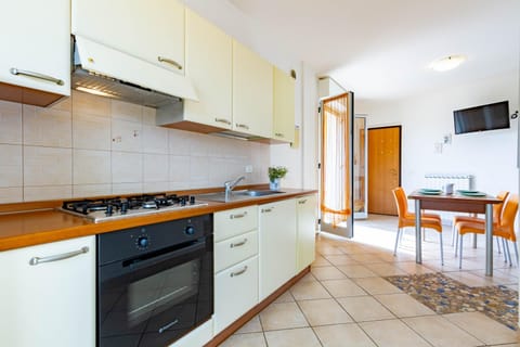 Dining area, pet friendly, stove