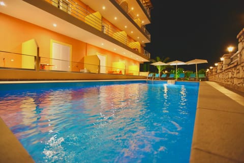 Swimming pool, Swimming pool