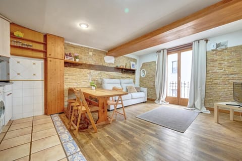 Kitchen or kitchenette, Living room, Seating area, Dining area
