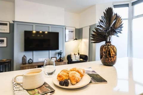 Newport's heart: Steps from shops & local charm! Apartment in Newport