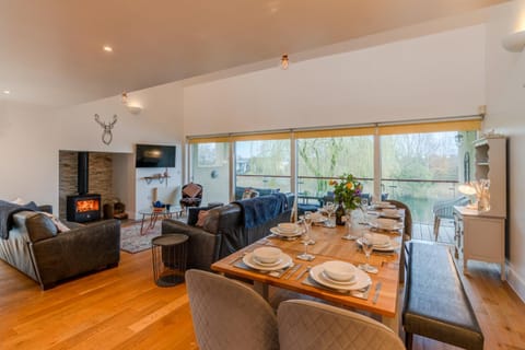 TV and multimedia, Balcony/Terrace, Seating area, Dining area, flat iron