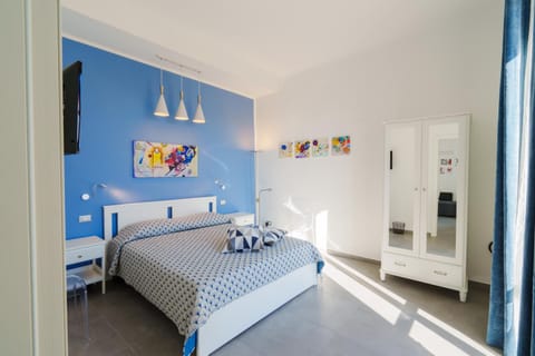 Photo of the whole room, Bedroom, wardrobe