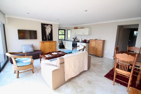 TV and multimedia, Kitchen or kitchenette, Living room, Seating area, Dining area