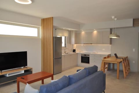 Communal lounge/ TV room, TV and multimedia, Kitchen or kitchenette, Living room, Seating area, Dining area, pet friendly, stove