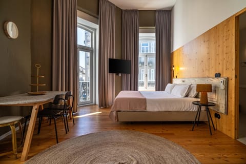 Bed, TV and multimedia, Seating area
