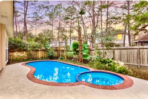Lovely Woodlands home w/heated pool and spa! House in The Woodlands