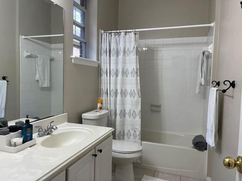 Lovely Woodlands home w/heated pool and spa! House in The Woodlands