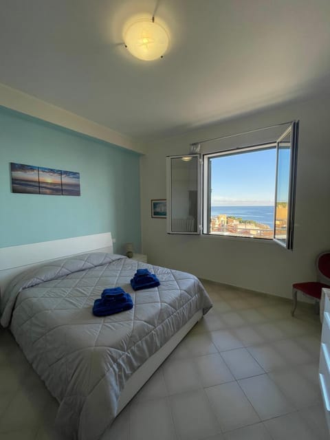 Photo of the whole room, Bedroom, Sea view