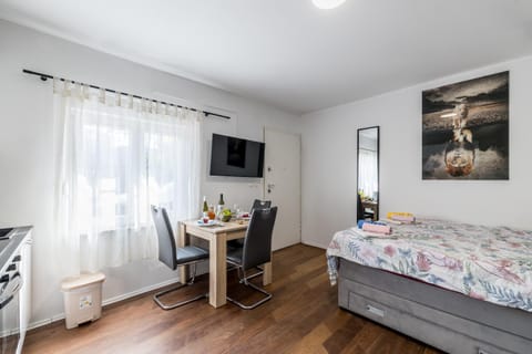 Bed, TV and multimedia, Living room, Seating area, Dining area, Bedroom