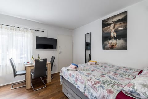 Bed, TV and multimedia, Living room, Photo of the whole room, Seating area, Dining area, Bedroom