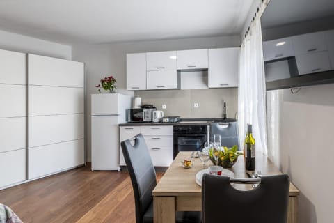 Coffee/tea facilities, Kitchen or kitchenette, Food and drinks, Dining area, Food, minibar, oven, stove, toaster