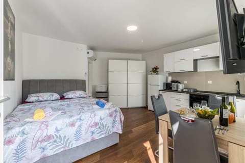 Bed, TV and multimedia, Coffee/tea facilities, Kitchen or kitchenette, Food and drinks, Dining area, Bedroom, Drinks, oven, stove, wardrobe