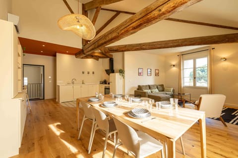 Kitchen or kitchenette, Living room, Seating area, Dining area