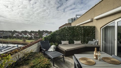 View (from property/room), Balcony/Terrace, Dining area, sunbed