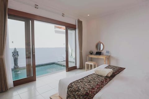 Bed, Bedroom, Pool view
