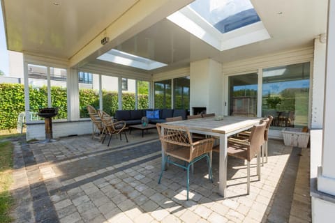 Haringvliet 21 - Noordzeepark Ouddorp with pool NOT INTENDED FOR COMPANY OR WORK-RELATED STAYS House in Ouddorp