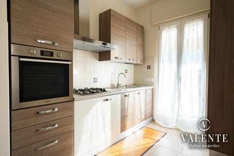 Kitchen or kitchenette, dishwasher, stove