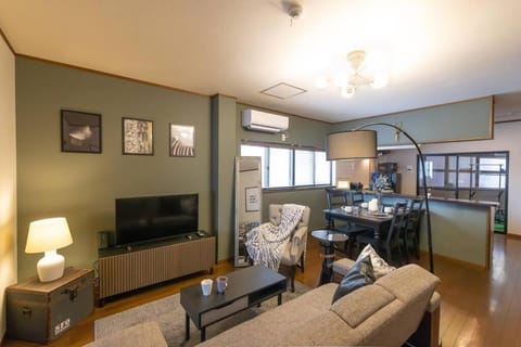 TV and multimedia, Kitchen or kitchenette, Living room, Seating area, Dining area, Evening entertainment, air conditioner