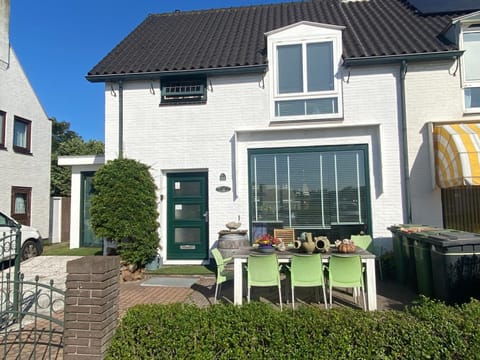 Property building, Garden, Dining area, Garden view
