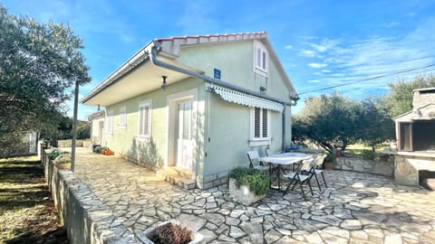 Property building, Patio, Garden