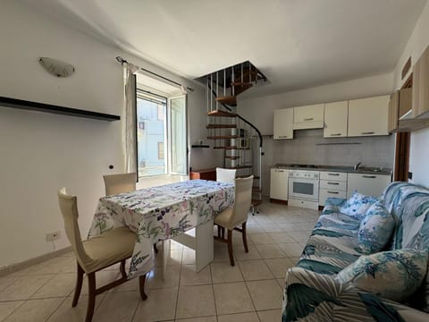 Kitchen or kitchenette, Seating area, Dining area