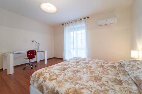 Bed, Photo of the whole room, Bedroom, hair dresser, air conditioner