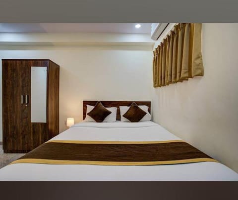 Bed, Photo of the whole room, Decorative detail, Seating area, Dining area, Bedroom, Text overlay, fireplace, locker, room service, wardrobe, kitchen, air conditioner