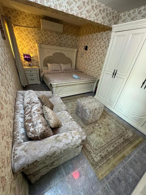 Bed, Living room, Photo of the whole room, Seating area, Bedroom, wardrobe