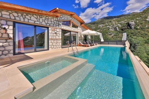 Property building, Day, Natural landscape, Mountain view, Pool view, Swimming pool, sunbed