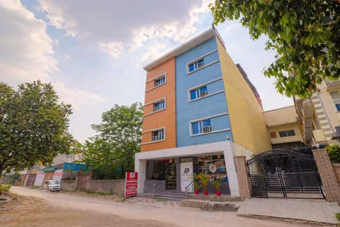 Property building, Day, Neighbourhood