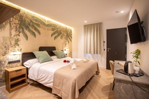 Bed, TV and multimedia, Photo of the whole room, Bedroom
