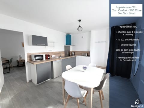 Kitchen or kitchenette, Dining area, minibar