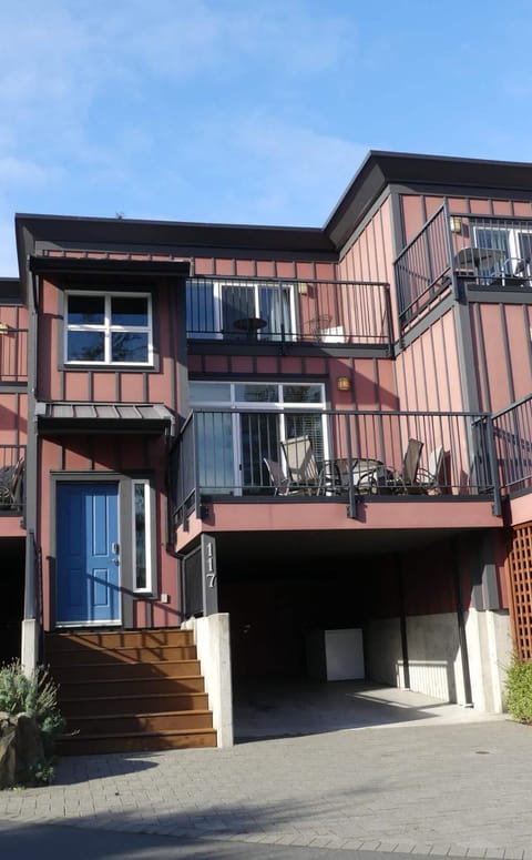 Island Waterfront Resort - Ocean View Townhouse House in Vancouver Island