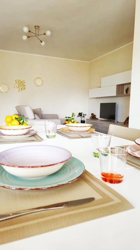 Dining area, Bedroom, Food, Dinner