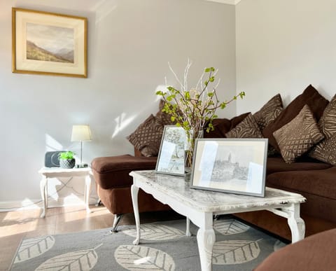 Communal lounge/ TV room, TV and multimedia, Living room, Seating area, Dining area, Evening entertainment, internet