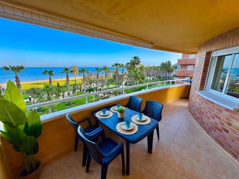 Patio, Day, Natural landscape, Coffee/tea facilities, View (from property/room), Balcony/Terrace, Living room, Food and drinks, Seating area, Dining area, Food, Pool view, Sea view, Swimming pool