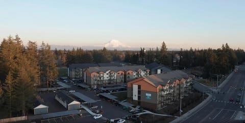 Property building, Natural landscape, Bird's eye view, Mountain view, Location