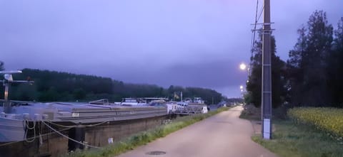 Péniche à Béthune Docked boat in Béthune