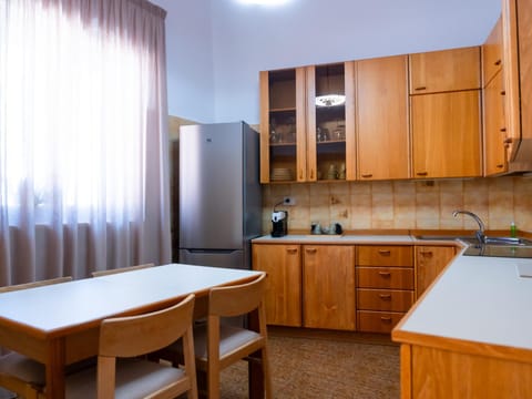 Kitchen or kitchenette, Dining area, stove