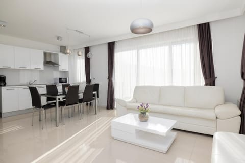 TV and multimedia, Kitchen or kitchenette, Living room, Dining area