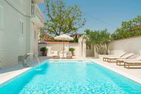 Swimming pool, sunbed