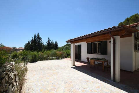 Property building, Facade/entrance, Garden, Garden view