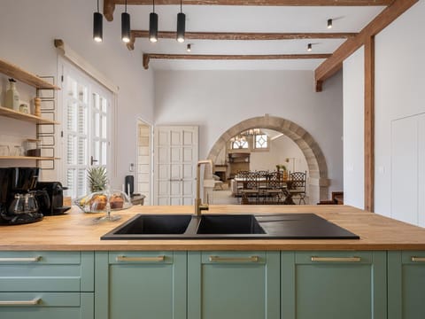 Coffee/tea facilities, Kitchen or kitchenette, pet friendly, stove