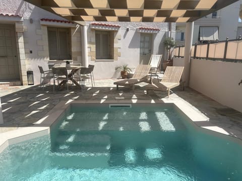 Dining area, Pool view, Swimming pool, sunbed